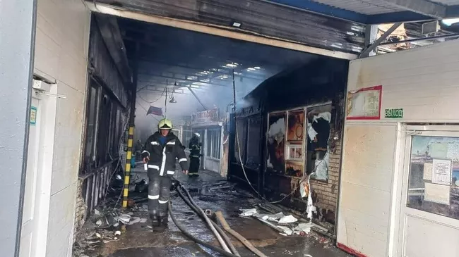 Сотрудники МЧС во время ликвидации пожара на рынке во Владивостоке
