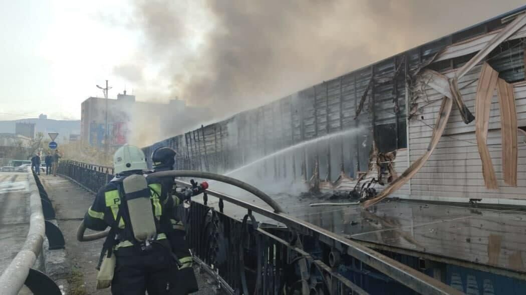 Сотрудники МЧС во время ликвидации пожара на рынке во Владивостоке - РИА Новости, 1920, 26.10.2021