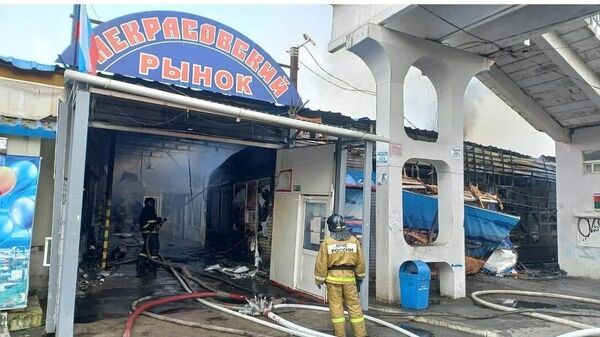 Сотрудники МЧС во время ликвидации пожара на рынке во Владивостоке