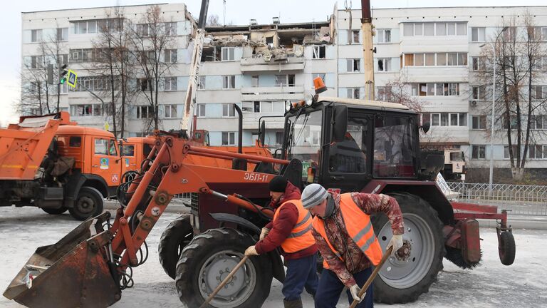 Сотрудники коммунальной службы убирают дворовую территорию на месте взрыва в жилом доме в Набережных Челнах