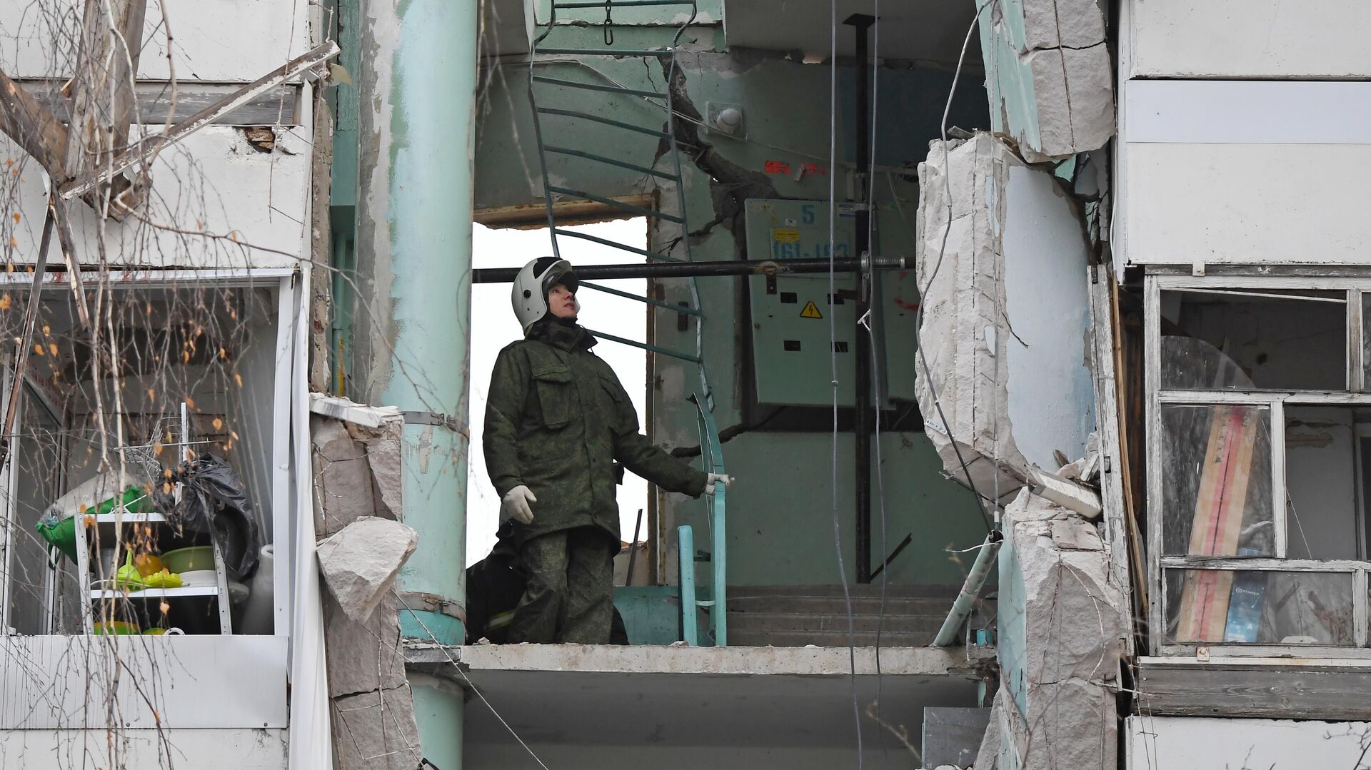 Сотрудник МЧС работает на месте взрыва в жилом доме в Набережных Челнах - РИА Новости, 1920, 26.10.2021