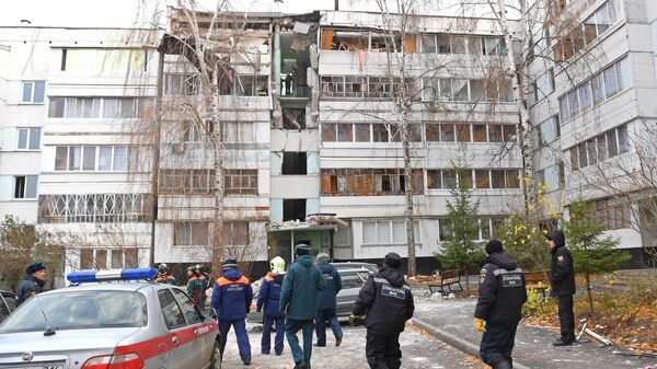 Сотрудники МЧС работают на месте взрыва в жилом доме в Набережных Челнах