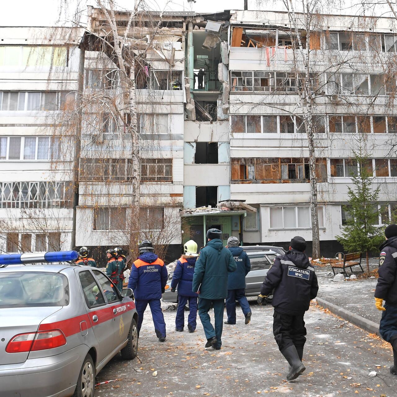 В Набережных Челнах увезли припаркованный у обрушившегося дома автомобиль -  РИА Новости, 26.10.2021