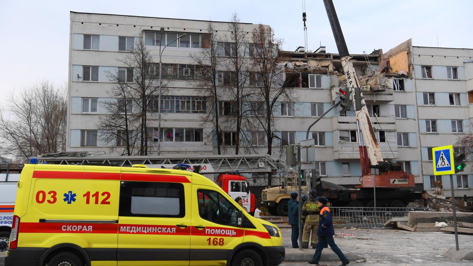 Машина скорой медицинской помощи на месте взрыва в жилом доме в Набережных Челнах - РИА Новости, 1920, 26.10.2021