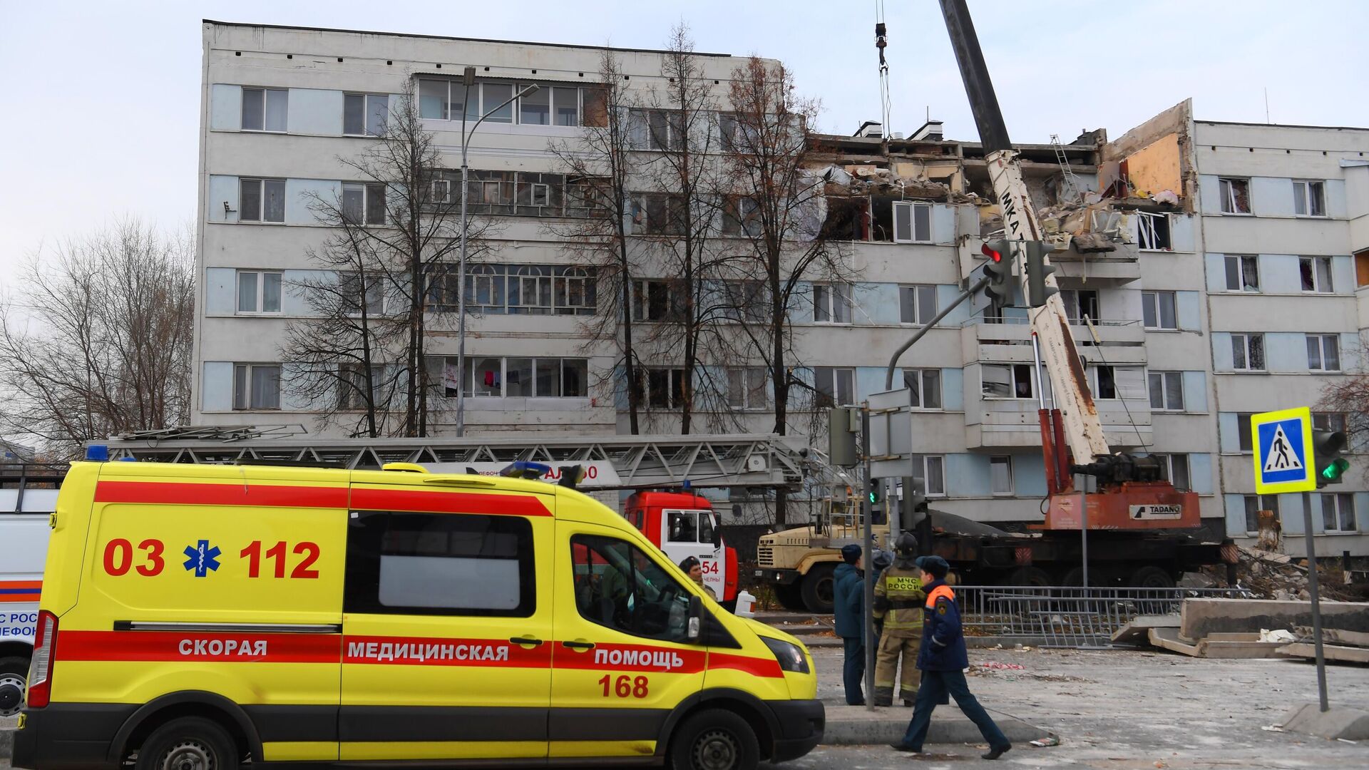 Машина скорой медицинской помощи на месте взрыва в жилом доме в Набережных Челнах - РИА Новости, 1920, 26.10.2021