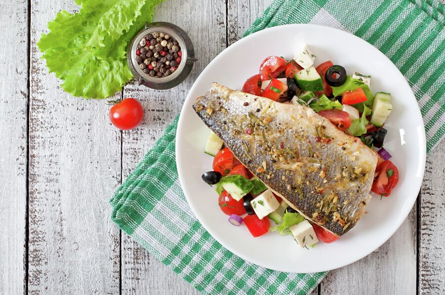 Рыба и греческий салат 