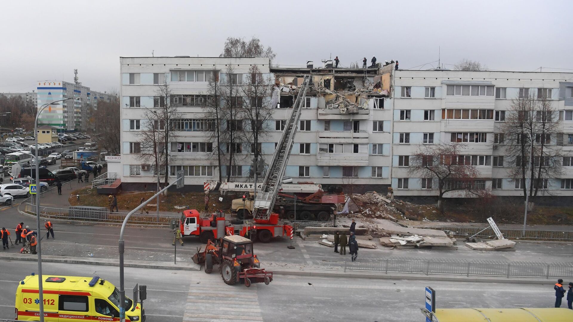 Сотрудники МЧС работают на месте взрыва в жилом доме в Набережных Челнах - РИА Новости, 1920, 26.10.2021