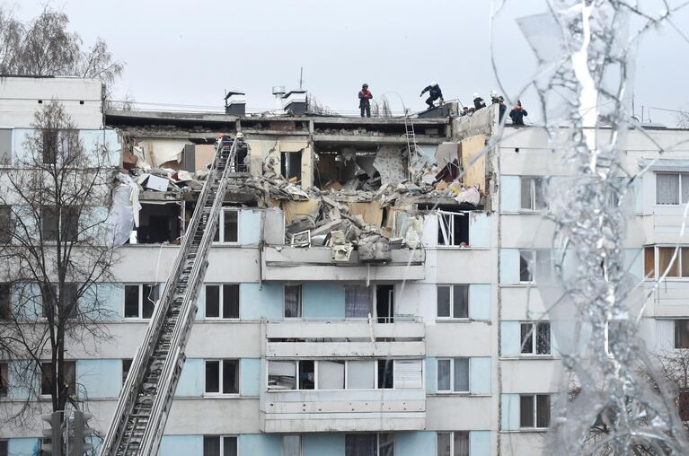 Вид на поврежденный из-за взрыва жилой дом в Набережных Челнах из здания напротив