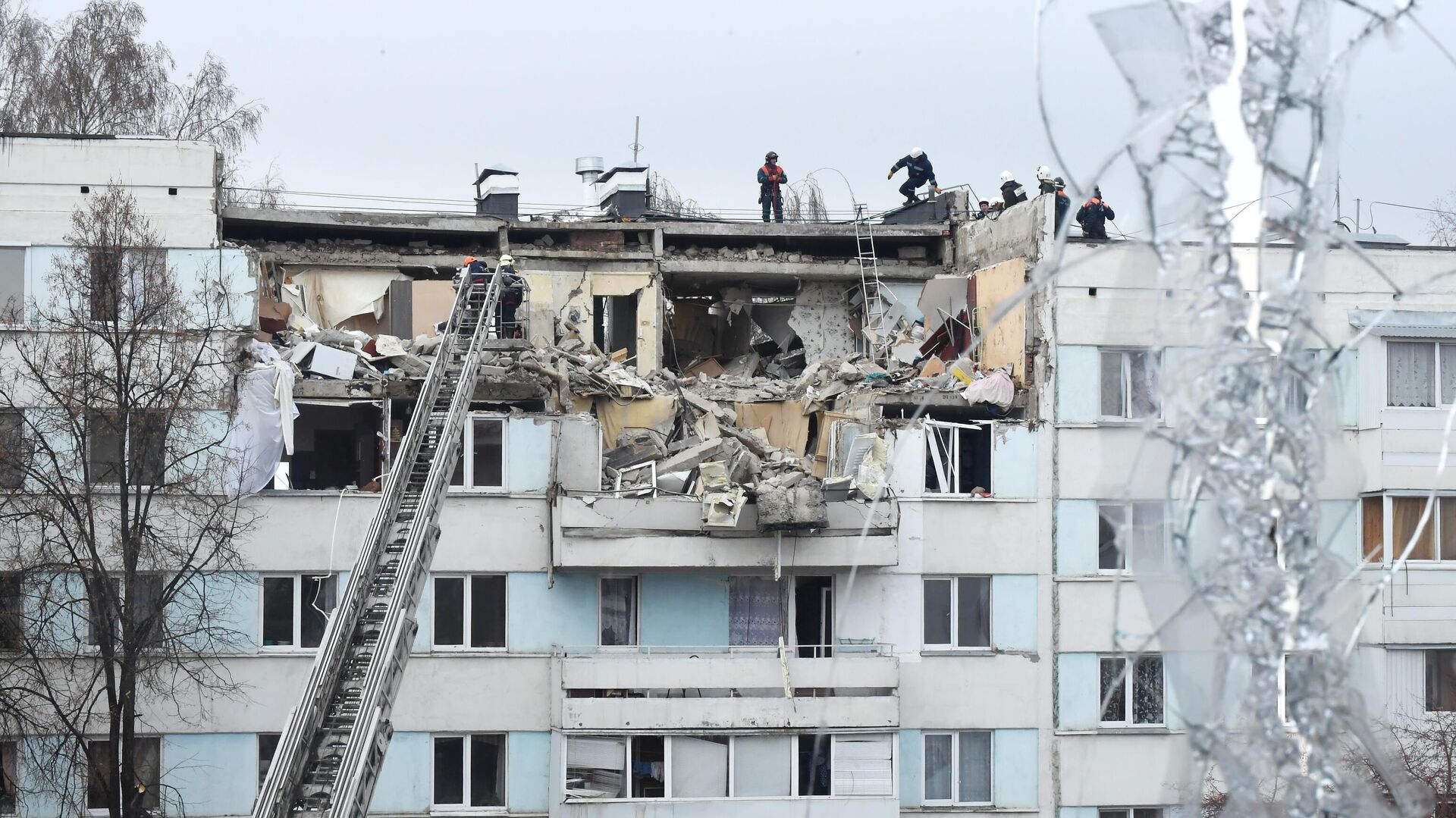 Вид на поврежденный из-за взрыва жилой дом в Набережных Челнах из здания напротив - РИА Новости, 1920, 26.10.2021