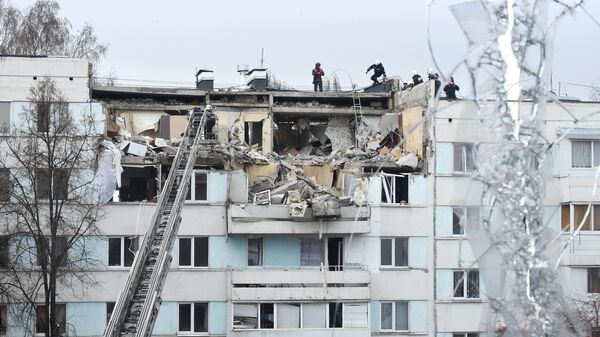 Вид на поврежденный из-за взрыва жилой дом в Набережных Челнах из здания напротив