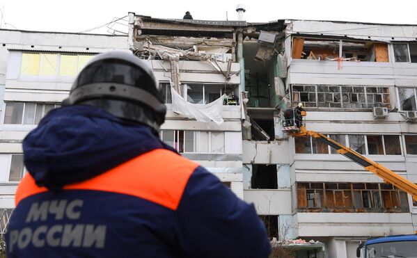 Сотрудники МЧС работают на месте взрыва в жилом доме в Набережных Челнах