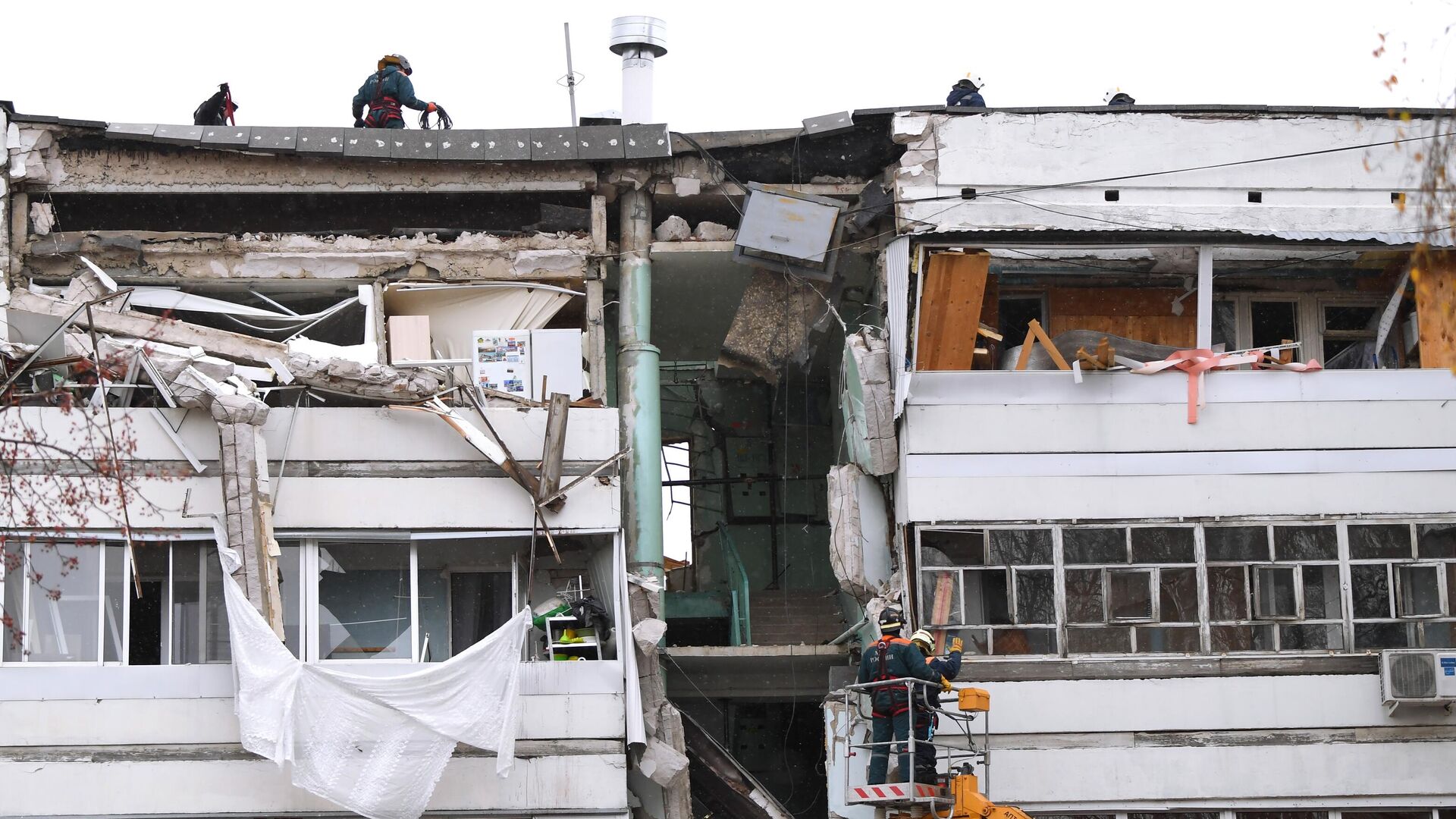 Сотрудники МЧС работают на месте взрыва в жилом доме в Набережных Челнах - РИА Новости, 1920, 26.10.2021