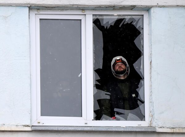 Сотрудник Следственного комитета РФ в квартире, расположенной в соседнем подъезде дома в Набережных Челнах, где произошел взрыв