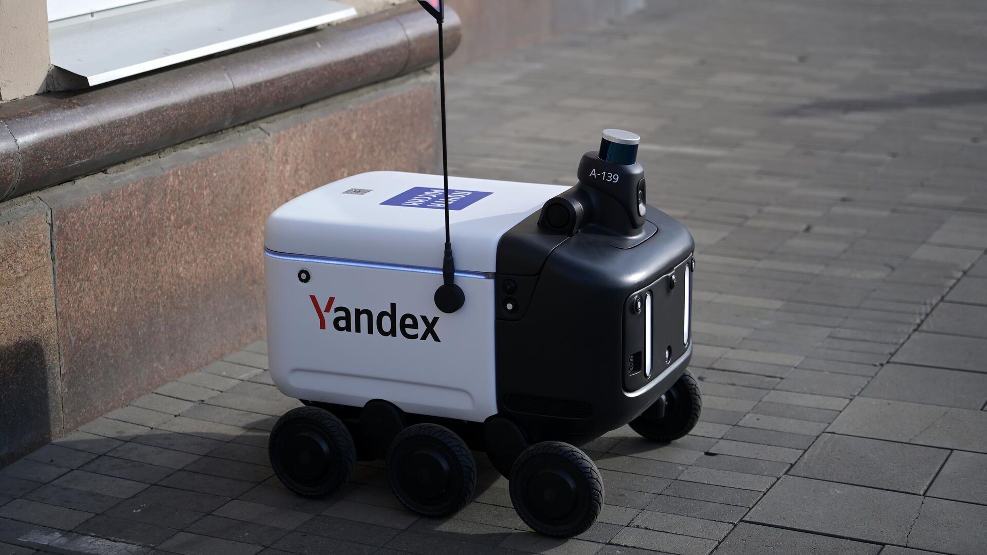 Беспилотный робот-доставщик Яндекса на одной из улиц в Москве - РИА Новости, 1920, 19.10.2022