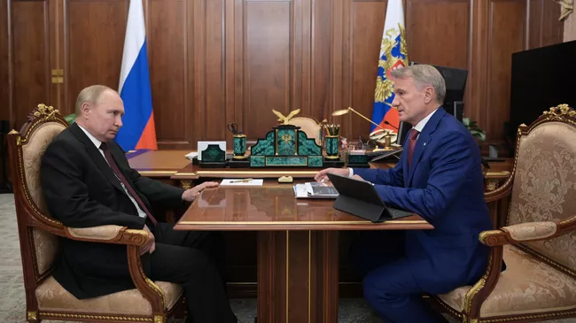 Президент РФ Владимир Путин и президент, председатель правления Сбербанка Герман Греф во время встречи