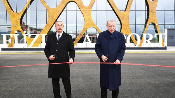 Президент Азербайджана Ильхам Алиев и президент Турции Реджеп Тайип Эрдоган на церемонии открытия международного аэропорта в карабахском городе Физули