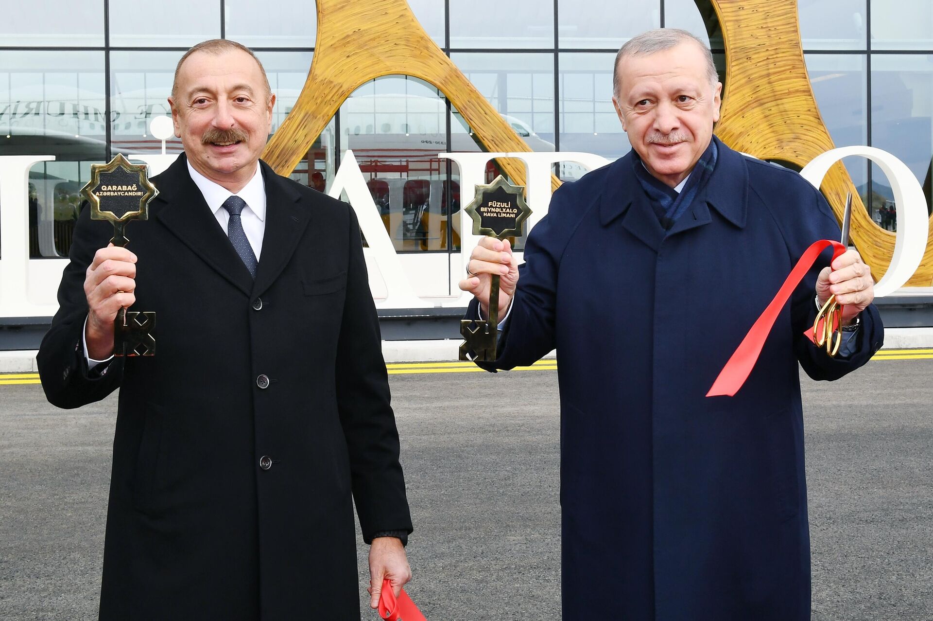 Президент Азербайджана Ильхам Алиев и президент Турции Реджеп Тайип Эрдоган на церемонии открытия международного аэропорта в карабахском городе Физули - РИА Новости, 1920, 19.04.2022