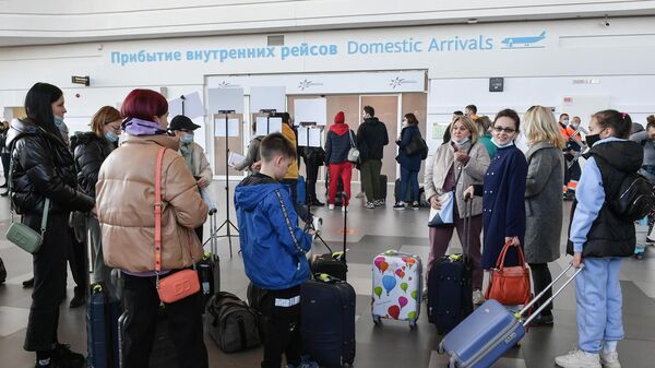 Пассажиры в зале прибытия внутренних рейсов международного аэропорта Симферополь имени И. К. Айвазовского