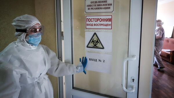 Медик в красной зоне - отделении интенсивной терапии Ставропольского краевого госпиталя для ветеранов войн