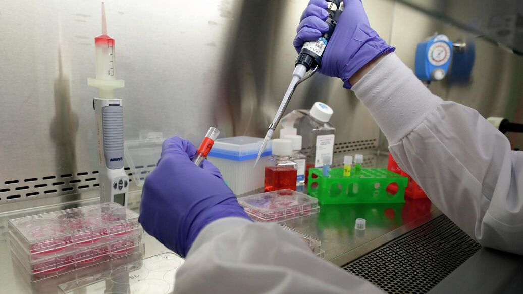 © AP Photo / Steven Senne<br>Лабораторные исследования. Архивное фото