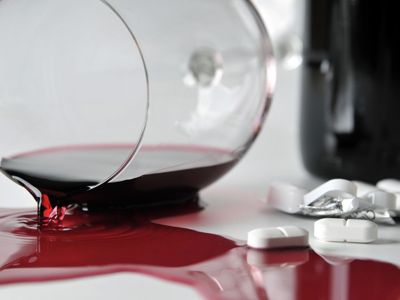Почему нельзя пить алкоголь вместе с антибиотиками: нарушение действия лекарства