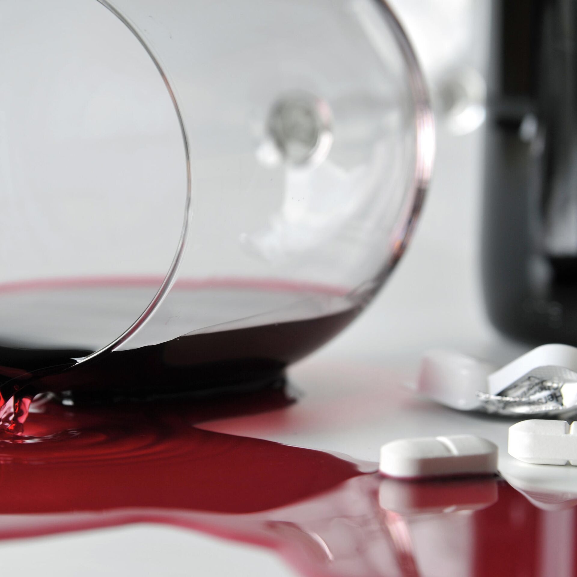 Можно ли пить алкоголь с антибиотиками — блог медицинского центра ОН Клиник