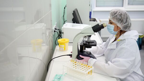 Медицинский работник во время работы с анализами в клинико-диагностической лаборатории инфекционной больницы
