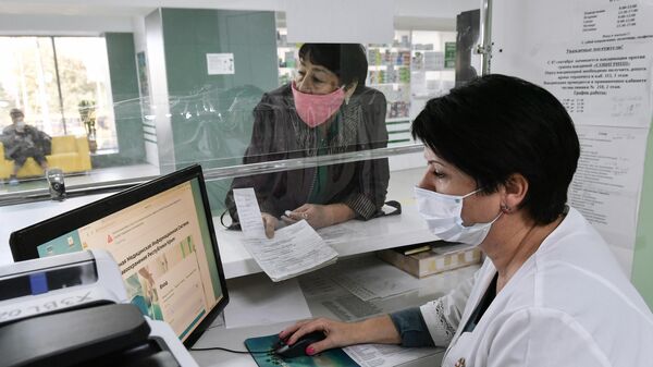 Пациентка в регистратуре городской поликлиники №7 в Симферополе