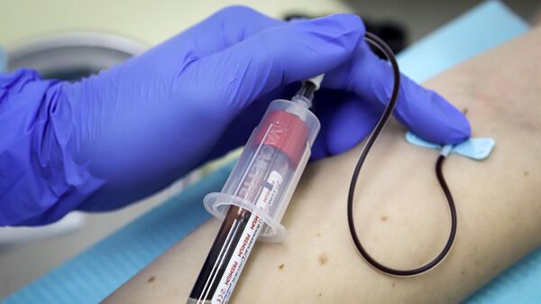 Забор крови у пациента для прохождения теста на наличие антител к вирусу SARS-CoV-2 