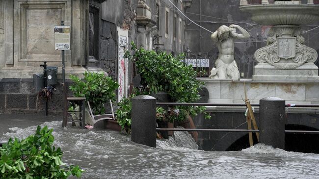 Затопленные улицы города Катания на острове Сицилия в Италии