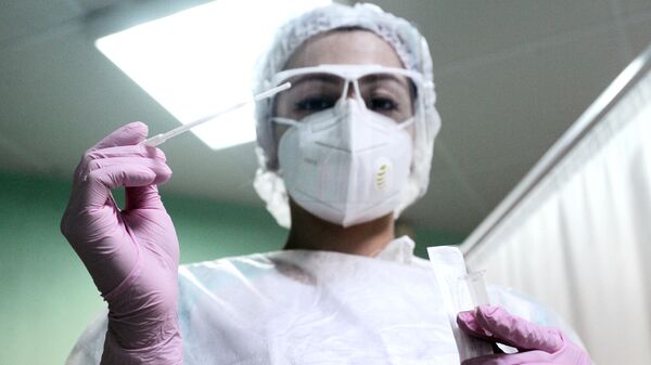 Медицинская сестра с универсальным зондом для взятия ПЦР-теста на коронавирус COVID-19