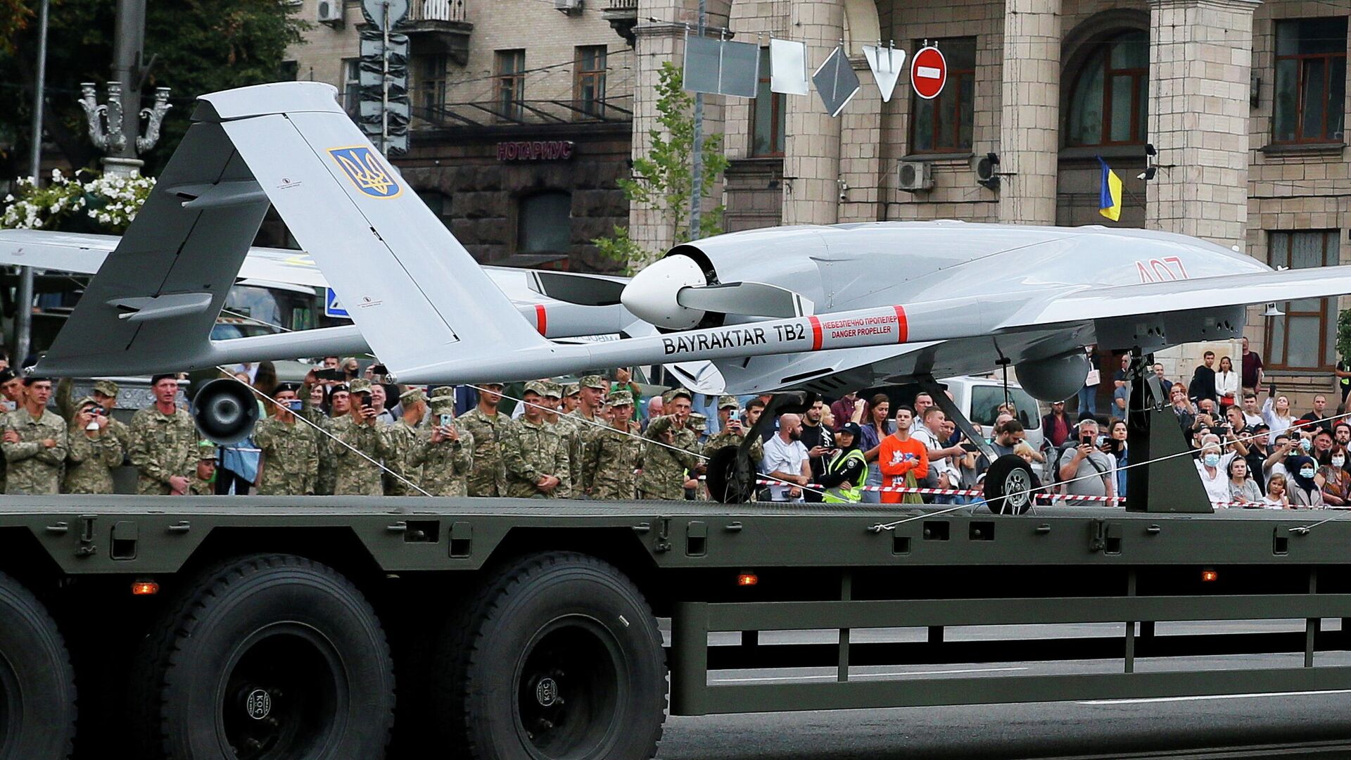 Боевой дрон Bayraktar турецкого производства на военном параде в Киеве - РИА Новости, 1920, 05.11.2021