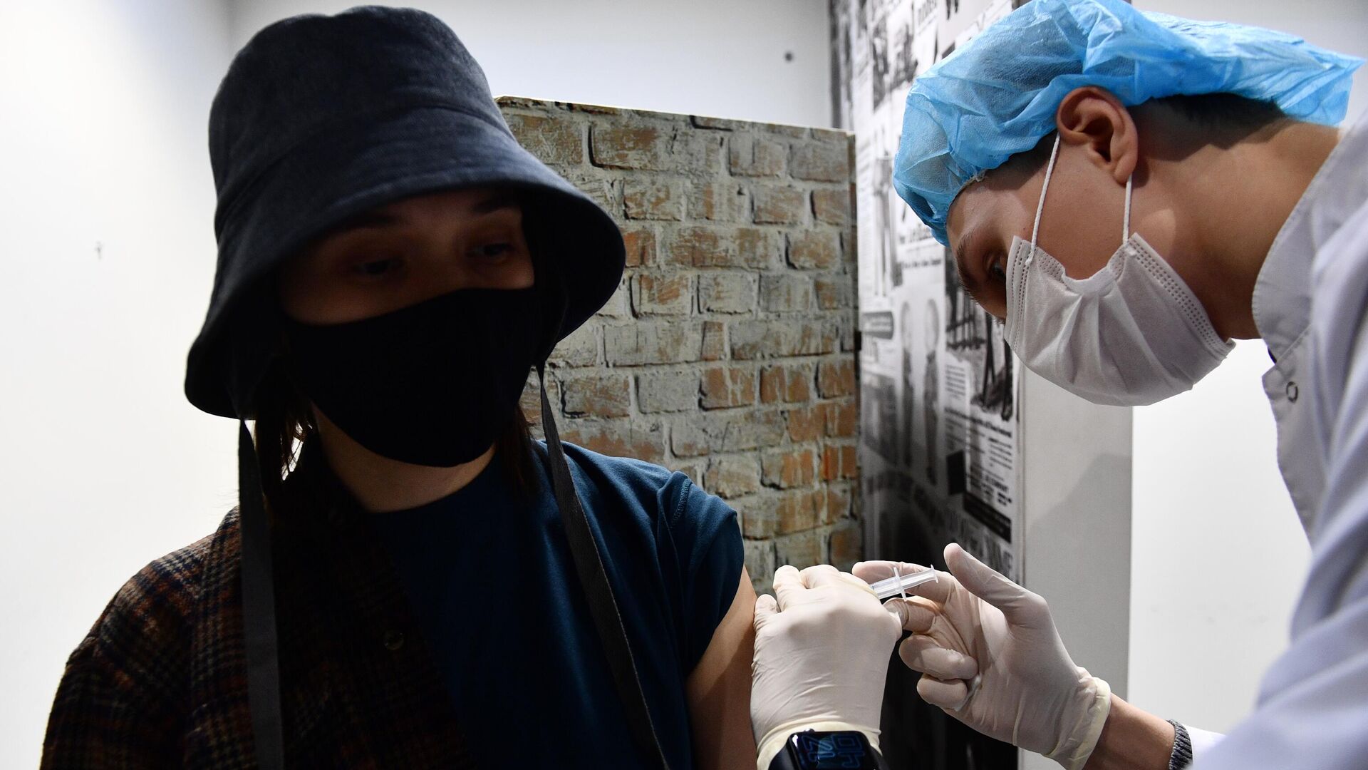 Девушка делает прививку в пункте вакцинации от коронавируса Covid-19 в торгово-развлекательном центре Гринвич в Екатеринбурге - РИА Новости, 1920, 02.11.2021