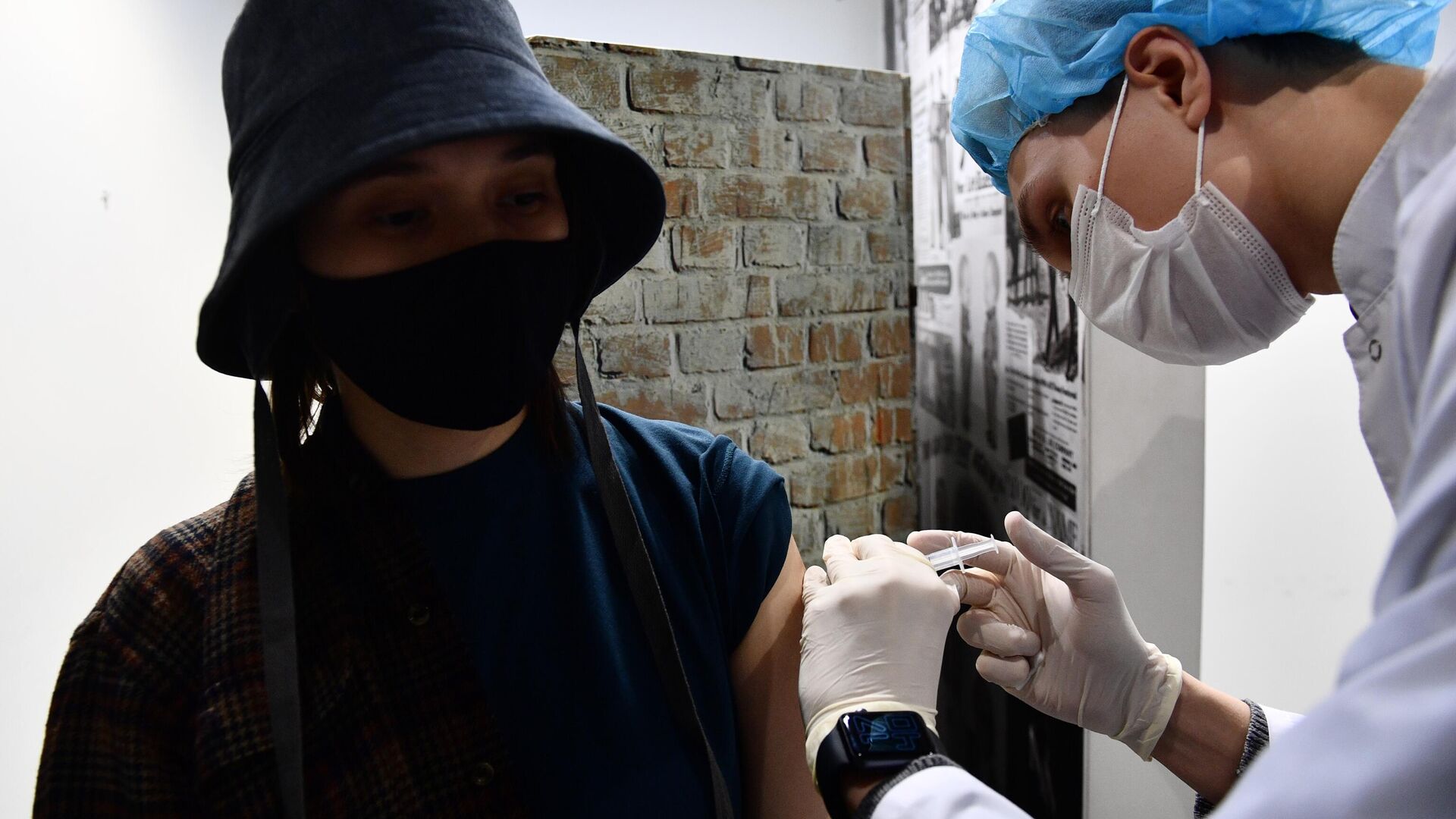 Девушка делает прививку в пункте вакцинации от коронавируса Covid-19 в торгово-развлекательном центре Гринвич в Екатеринбурге - РИА Новости, 1920, 02.11.2021