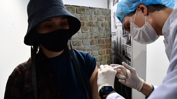 Девушка делает прививку в пункте вакцинации от коронавируса Covid-19 в торгово-развлекательном центре Гринвич в Екатеринбурге