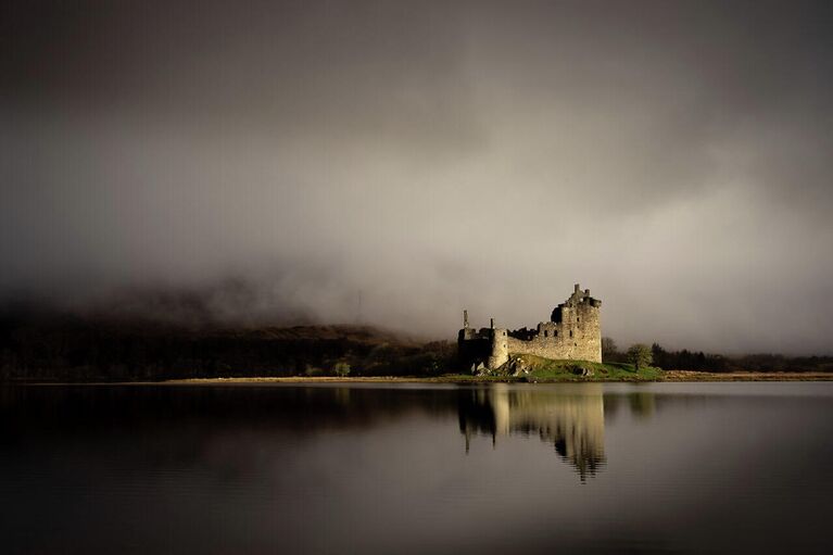 Работа фотографа  Mark Amphlett Out of the Darkness, занявшая первое место в категории Historic Britain в фотоконкурсе UK Landscape Photographer of the Year 2021