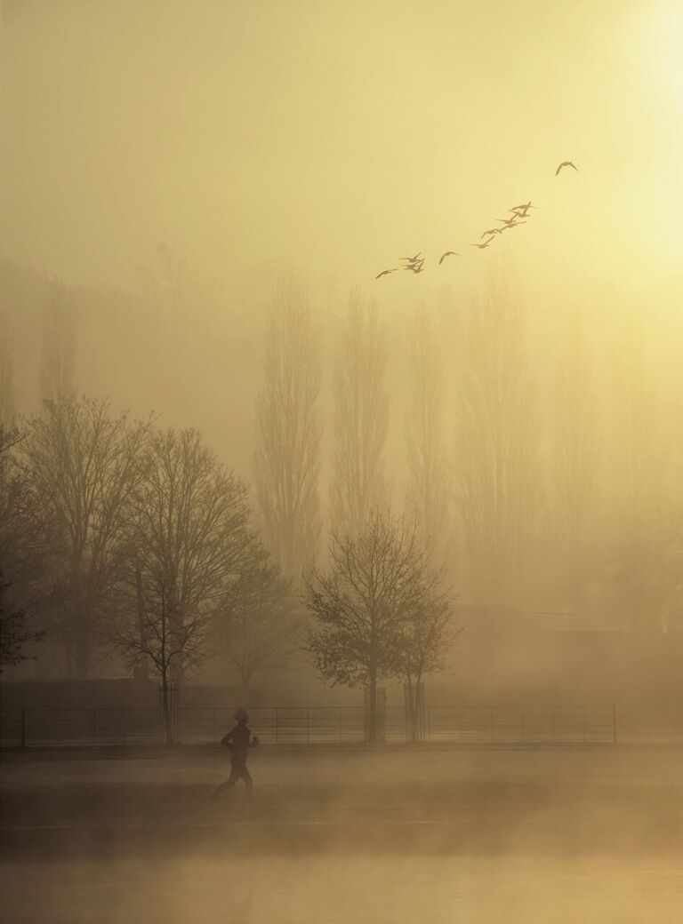 Работа фотографа  Robin Dodd Runner at Dawn, занявшая первое место в категории Your View в фотоконкурсе UK Landscape Photographer of the Year 2021