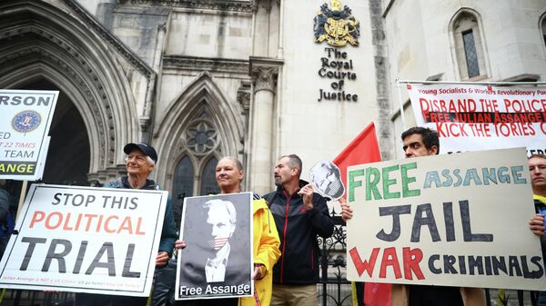 Акция в поддержку Джулиана Ассанжа у здания Королевского судного двора в Лондоне