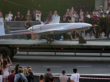 Боевой дрон Bayraktar турецкого производства на военном параде в Киеве