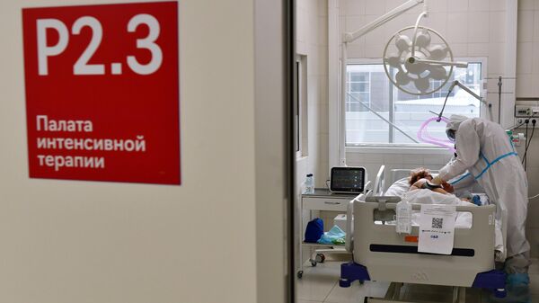 Медик и пациент в резервном госпитале для лечения больных коронавирусом в АТЦ Москва
