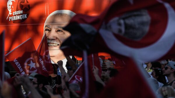 Сторонники турецкой политической партии Vatan (Родина) на фоне портрета своего лидера Догу Перинчека