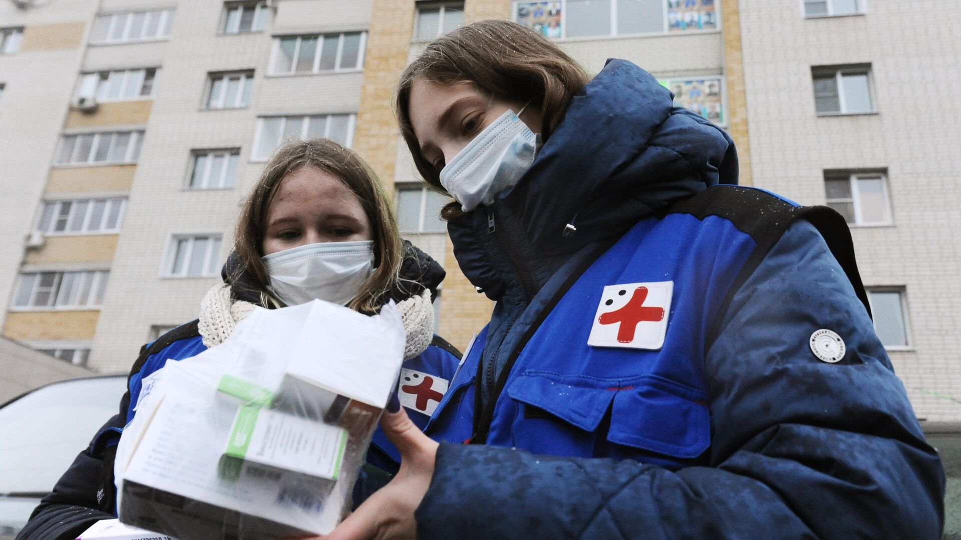 Волонтеры начали доставку лекарств от коронавируса амбулаторным больным - РИА Новости, 1920, 01.11.2021