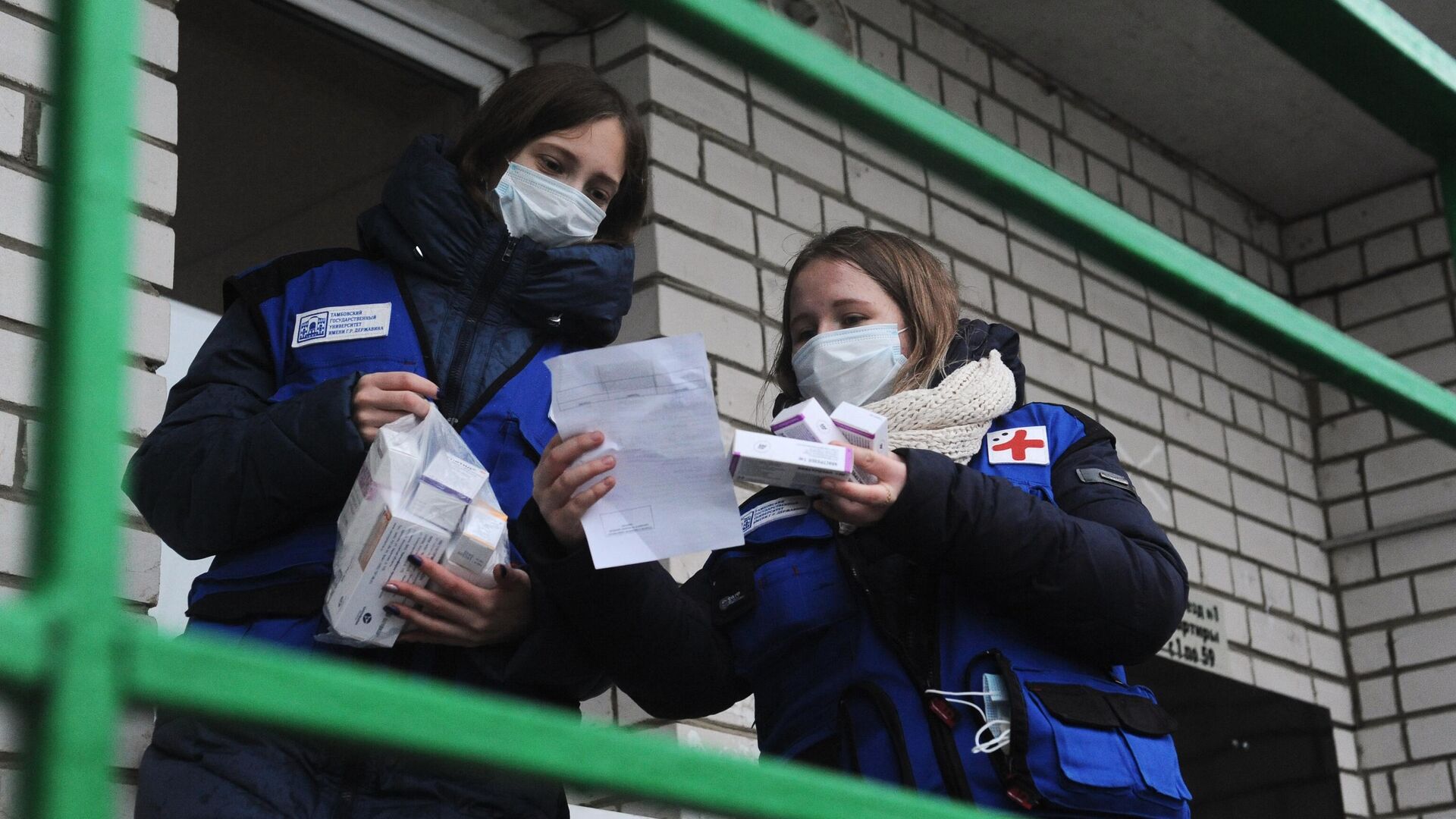 Активисты регионального волонтерского штаба Общероссийского народного фронта в рамках акции Мы вместе доставляют лекарства на дом - РИА Новости, 1920, 05.12.2021