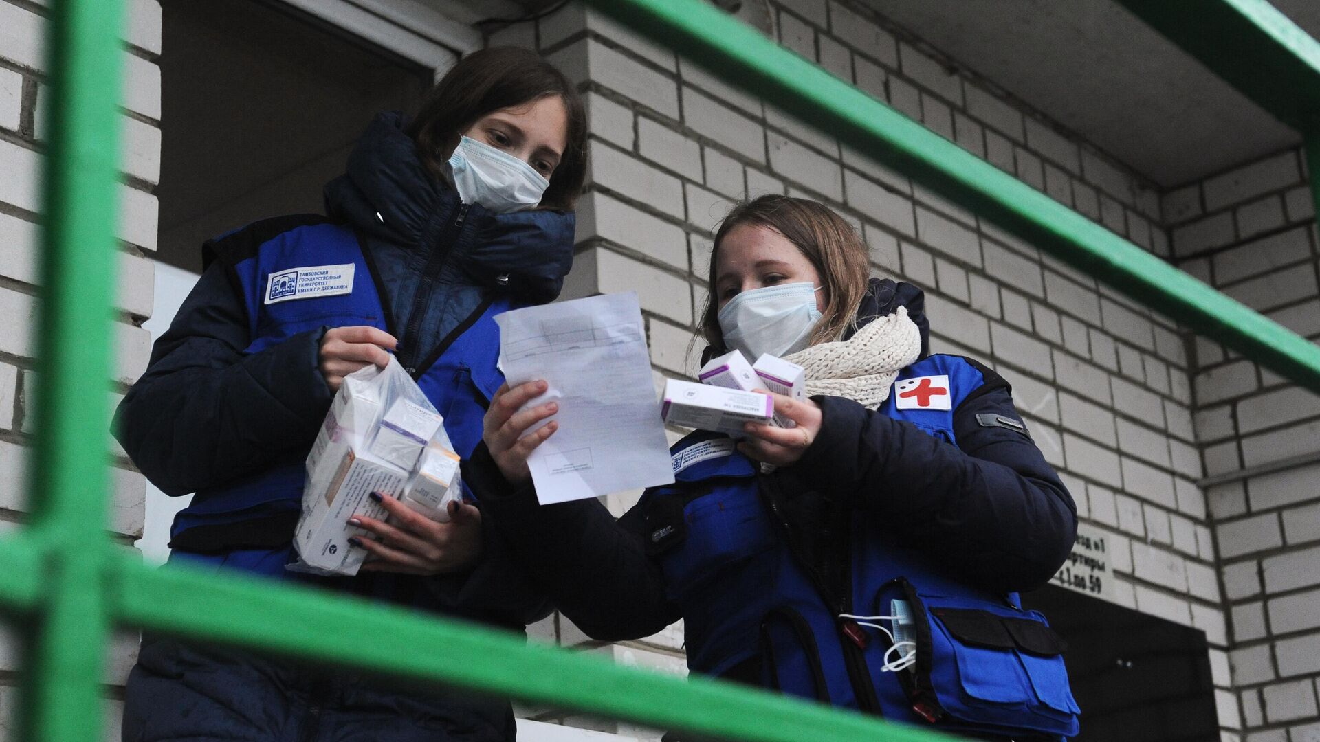 Активисты регионального волонтерского штаба Общероссийского народного фронта в рамках акции Мы вместе доставляют лекарства на дом - РИА Новости, 1920, 05.12.2021