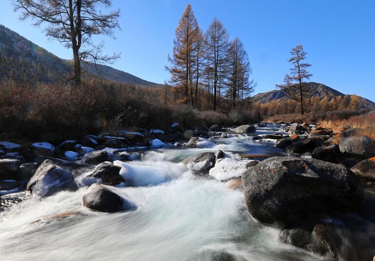 Горная река Ак в предгорьях хребта Западный Саян в Барун-Хемчикском кожууне (районе) на северо-западе Республики Тыва Горная река Ак в предгорьях хребта Западный Саян в Барун-Хемчикском кожууне (районе) на северо-западе Республики Тыва