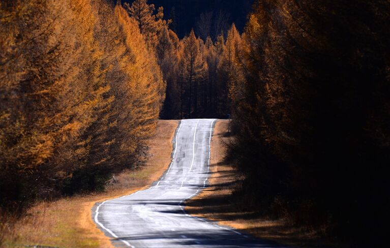 Автодорога в долине горной реки Ак в предгорьях хребта Западный Саян в Барун-Хемчикском кожууне (районе) на северо-западе Республики Тыва Автодорога в долине горной реки Ак в предгорьях хребта Западный Саян в Барун-Хемчикском кожууне (районе) на северо-западе Республики Тыва