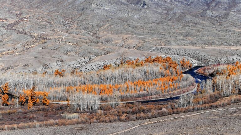 Горная речка Ак в предгорьях хребта Западный Саян в Барун-Хемчикском кожууне (районе) на северо-западе Республики Тыва Горная речка Ак в предгорьях хребта Западный Саян в Барун-Хемчикском кожууне (районе) на северо-западе Республики Тыва