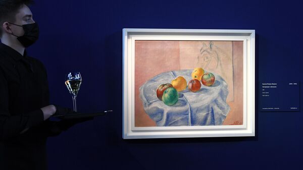 Картина Кузьмы Петрова-Водкина Натюрморт с яблоками, представленная на предаукционной выставке Sotheby's в Москве.