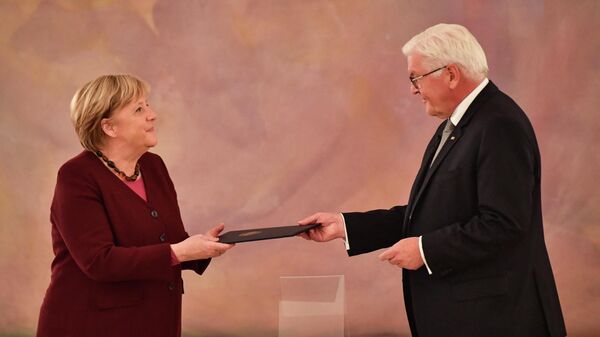 Президент Германии Франк-Вальтер Штайнмайер вручает Ангеле Меркель уведомление об отставке 