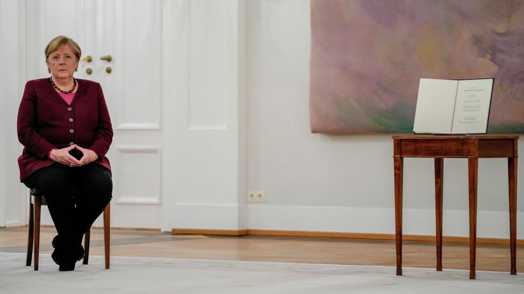 Меркель отказалась от своего фирменного жеста